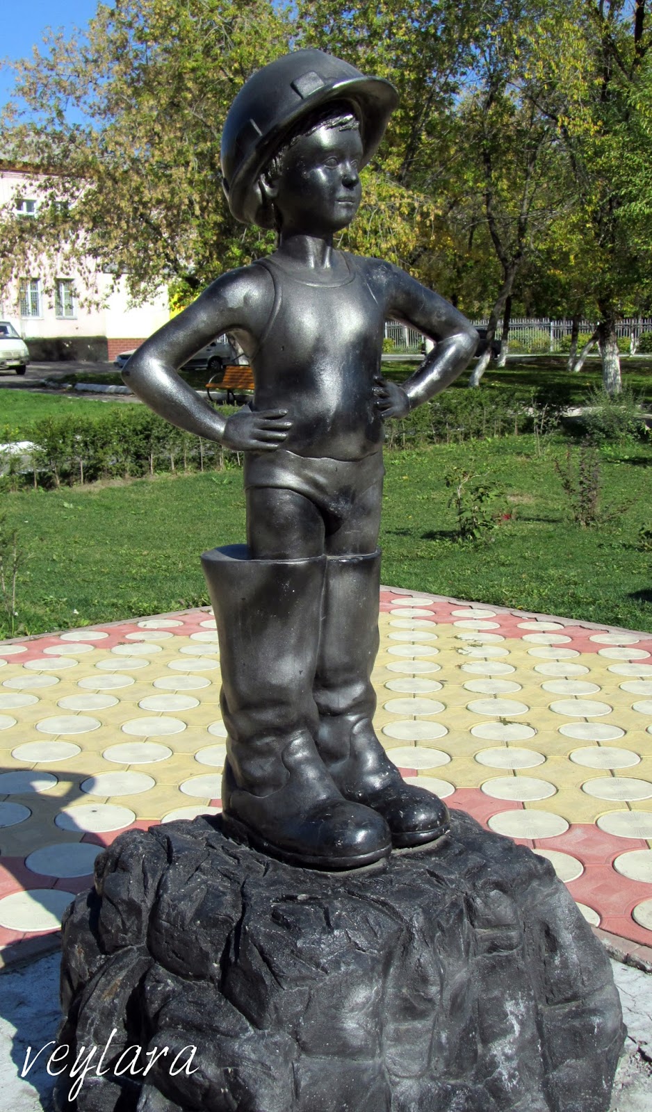 памятник шахтерам нерюнгри. сын шахтера. повесть о шахтёров. памятник рудознатец нерюнгри. сын шахтера.