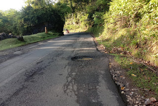 Jalan Poros Camba Berlubang Terancam Keselamatan Pengendara