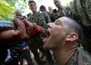 militar tomando sangre de cobra