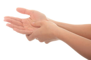 Haath pair sunn ho jana Haat pair sunn ho jane par kya karna chahiye? Haath pair sunn ho jane par apnayiye yeh gharelu upay, upchar, tips aur tarike. Home remedies, home treatment for numbness in Hands/foots/ body part in Hindi/Urdu.