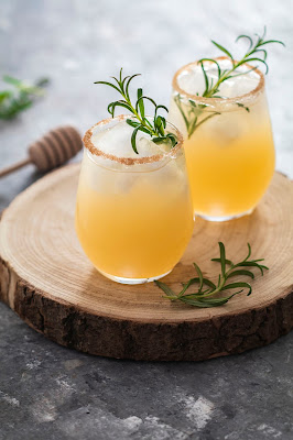 Délicieuse recette d'une Margarita poire, miel et romarin. Un délicieux cocktail rafraîchissant pour vos prochains apéros !