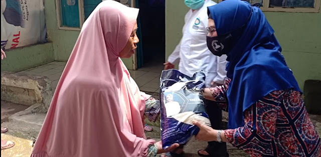 Siti Nur Azizah Blusukan Bantu Warga Tangsel Yang Belum Terima Bansos Siti Nur Azizah Blusukan Bantu Warga Tangsel Yang Belum Terima Bansos