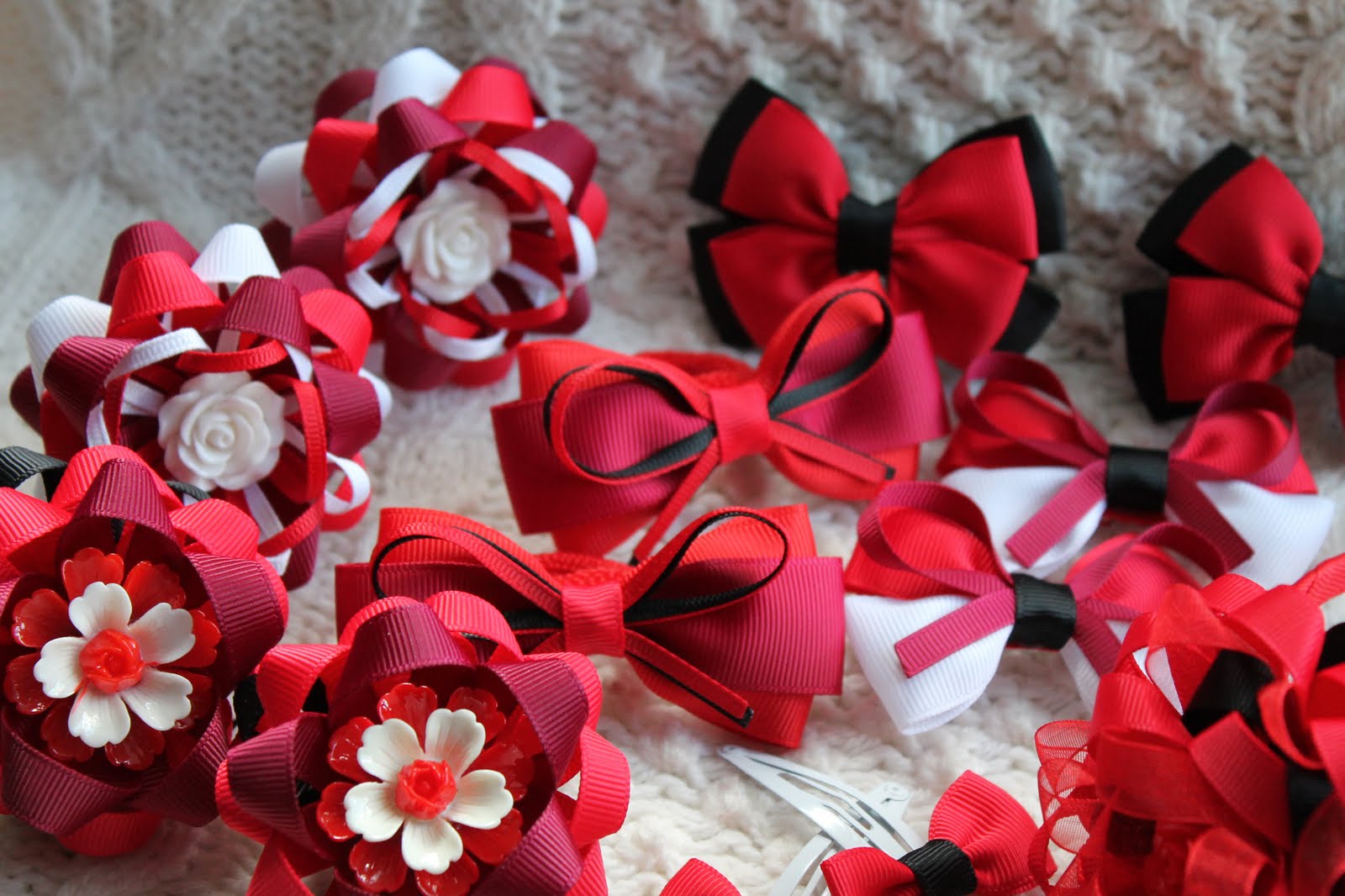 черно красные бантики. бантики из репсовой ленты в клеточку. подарок на черном фоне. бантики в школу. черно красные бантики.