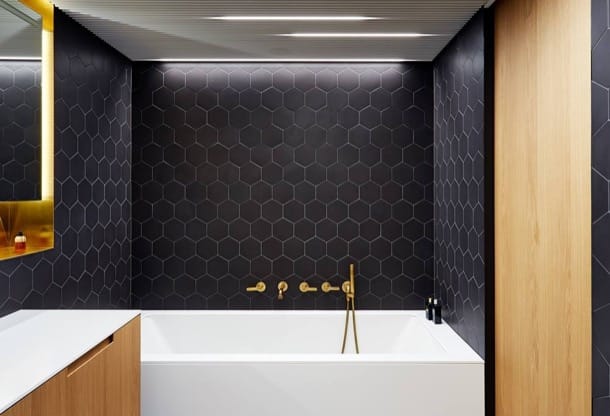 Marzua: Cuarto de baño en negro y dorado