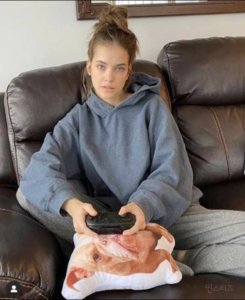 바바라 팔빈과 동거중인 남자친구가 찍어준 사진 - 디쁠