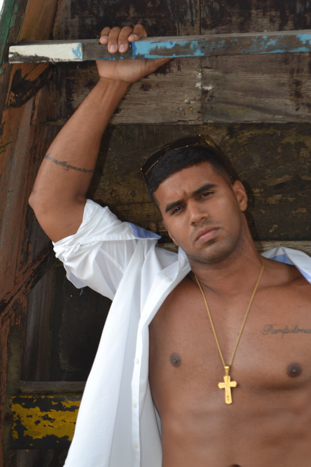 Sancler de Souza posa sem camisa para ensaio sensual. Foto: Sidney Boock
