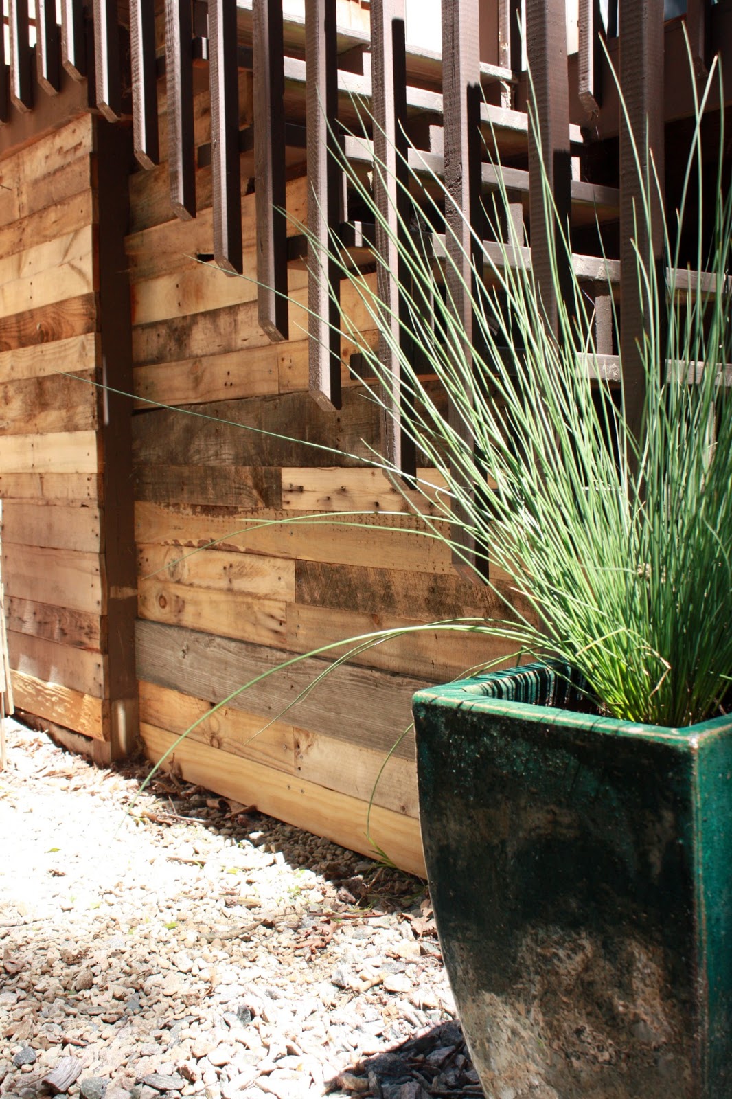 Visibly Moved DIY Pallet Deck Furniture
