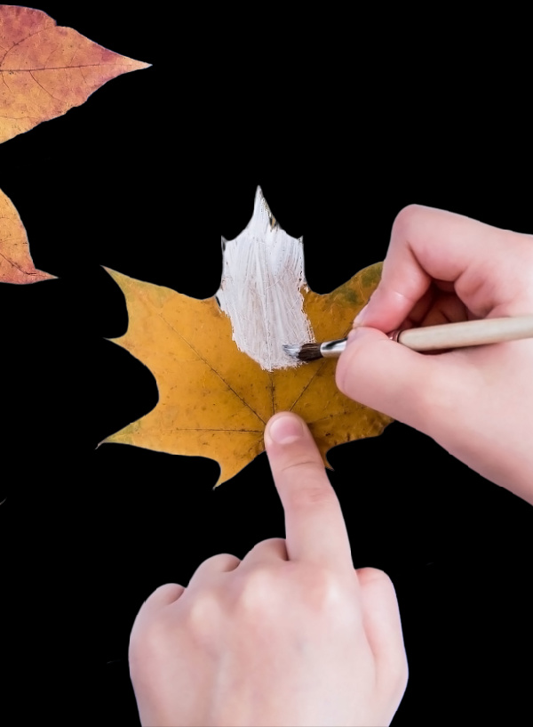 Turn fall leaves into ghosts with this easy craft for kids! #ghostleaves #ghostleafcraft #fallleafcraftsforkids #growingajeweledrose