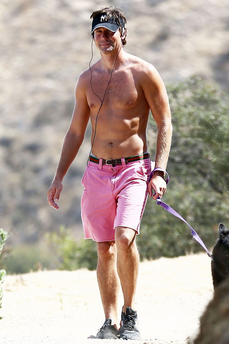 Jerry O'Connell Shirtless Workout With Pet Pooch | Oh yes I am