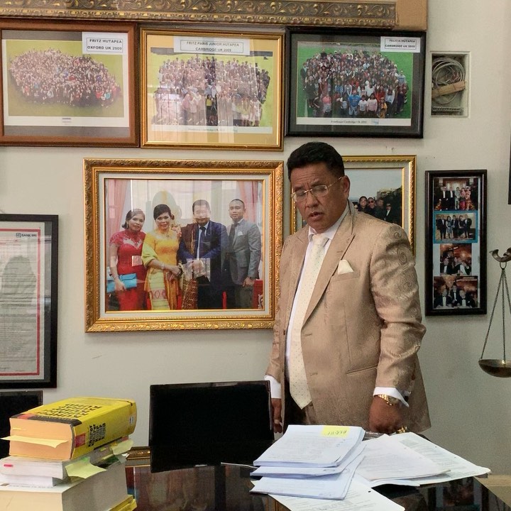 BERIKUT ISI KANTOR HOTMAN PARIS YANG MENCURI PERHATIAN
