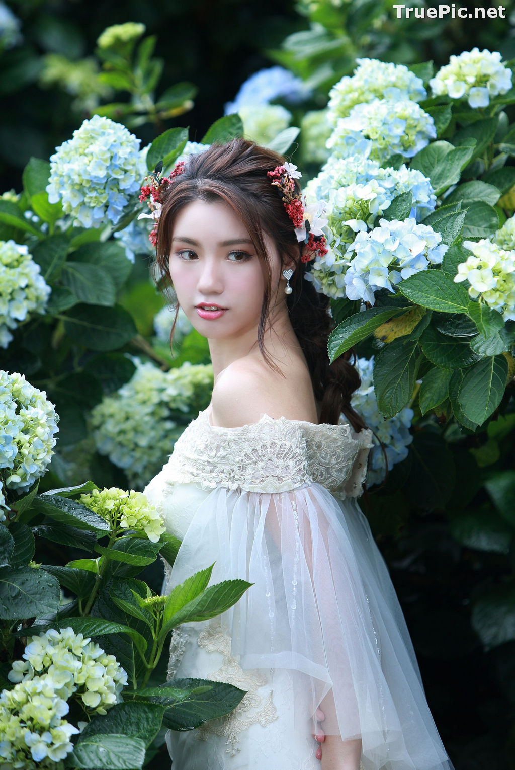 Image Taiwanese Model - 張倫甄 - Beautiful Bride and Hydrangea Flowers - TruePic.net - Picture-57
