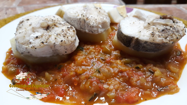Merluza con Pisto sobre cama de patatas