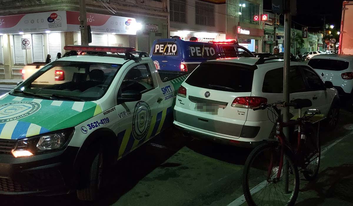SMTT remove veículo estacionado em frente à garagem da Caixa Econômica em Jacobina
