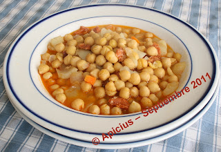  822º Menú. Mejillones a la cerveza, arreglo de garbanzos, hamburguesa casera, ensalada y postre. 