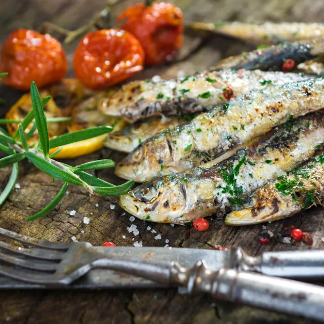 Sardines grillées au Patxaran | les pieds sous la table