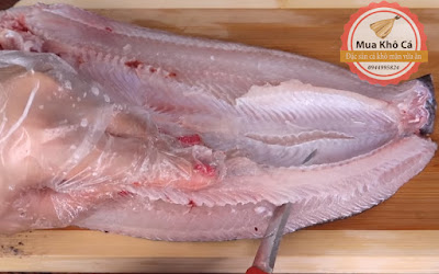 Rọc xương sóng lưng cẩn thận làm vở thịt cá