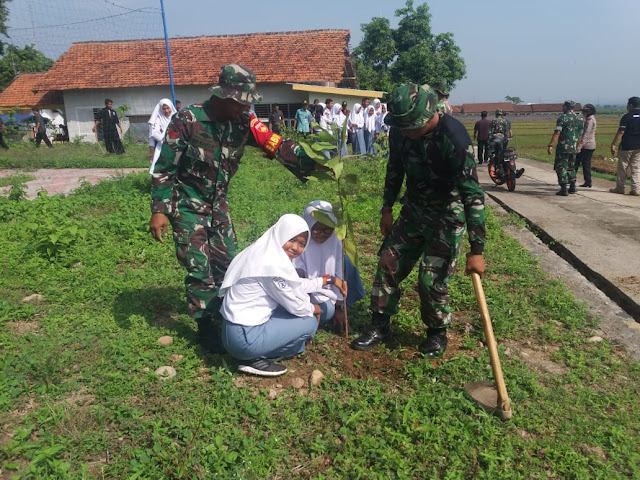 Sambut Hari Juang Kartika, Koramil Sambirejo Gelar Penghijauan