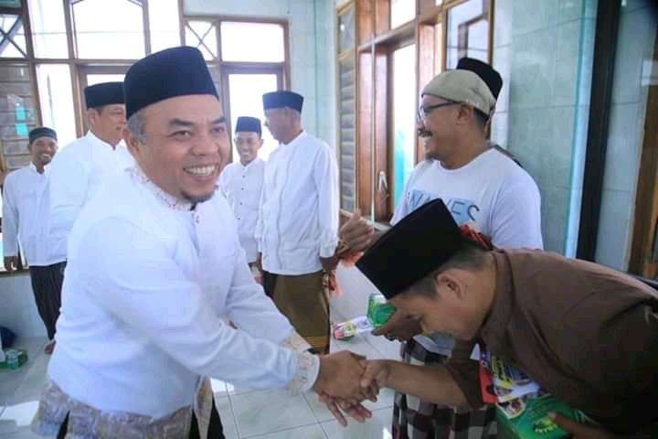 Laksanakan Jumling, Bupati Labuhanbatu Menyerahkan Bantuan Kepada Pengurus Kenaziran di Masjid Ar- Ridho Laksanakan Jumling, Bupati Labuhanbatu Menyerahkan Bantuan Kepada Pengurus Kenaziran di Masjid Ar- Ridho