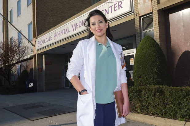 نيويورك بوست الأمريكية تصف دكتورة نيرمين المصرية بالبطلة لمحاربة فيروس كورونا - موقع معلومات المسافر