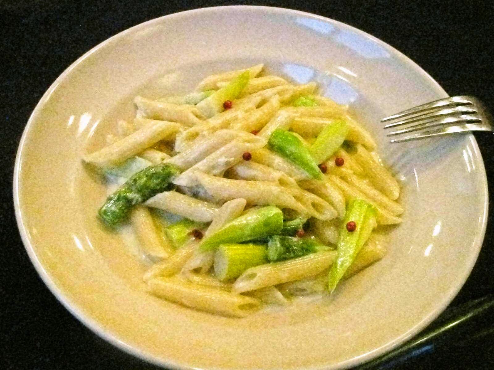 Recipes for Tom Asupara no penne, gorugonzoora soosu / penne pasta