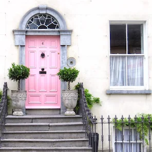 Things to do near Athlone: Pink door in Tullamore