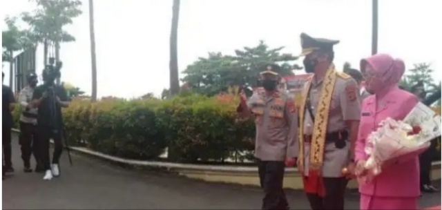 b898defe da5c 4208 b218 9d412e511b36 Polisi Cilik Mengalungkan Selendang Tapis Kepada Irjen Pol. Hendro Sugiatno