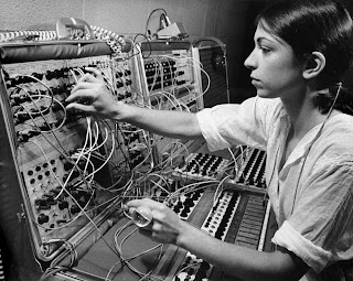 Suzanne Ciani produceert muziek.