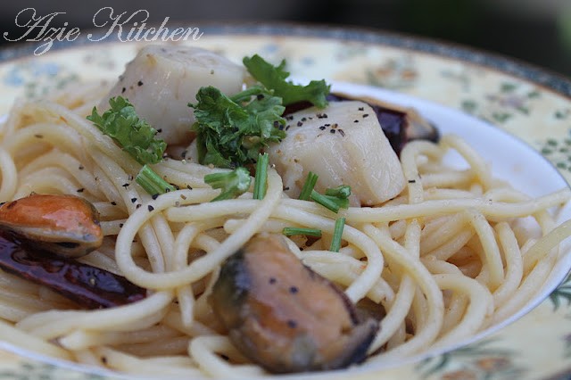 Seafood Spaghetti Aglio e Olio - Azie Kitchen