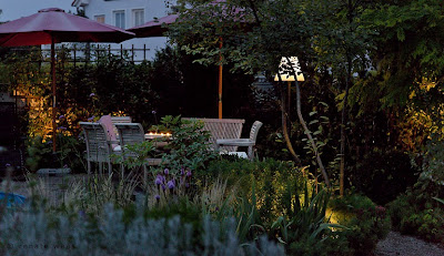 Gartenbeleuchtung modern. Ein beleuchteter Sitzplatz im Garten mit Licht wie im Wohnzimmer - Outdoor Lampe für den Essplatz im Freien - Renate Waas Landschaftsarchitektin