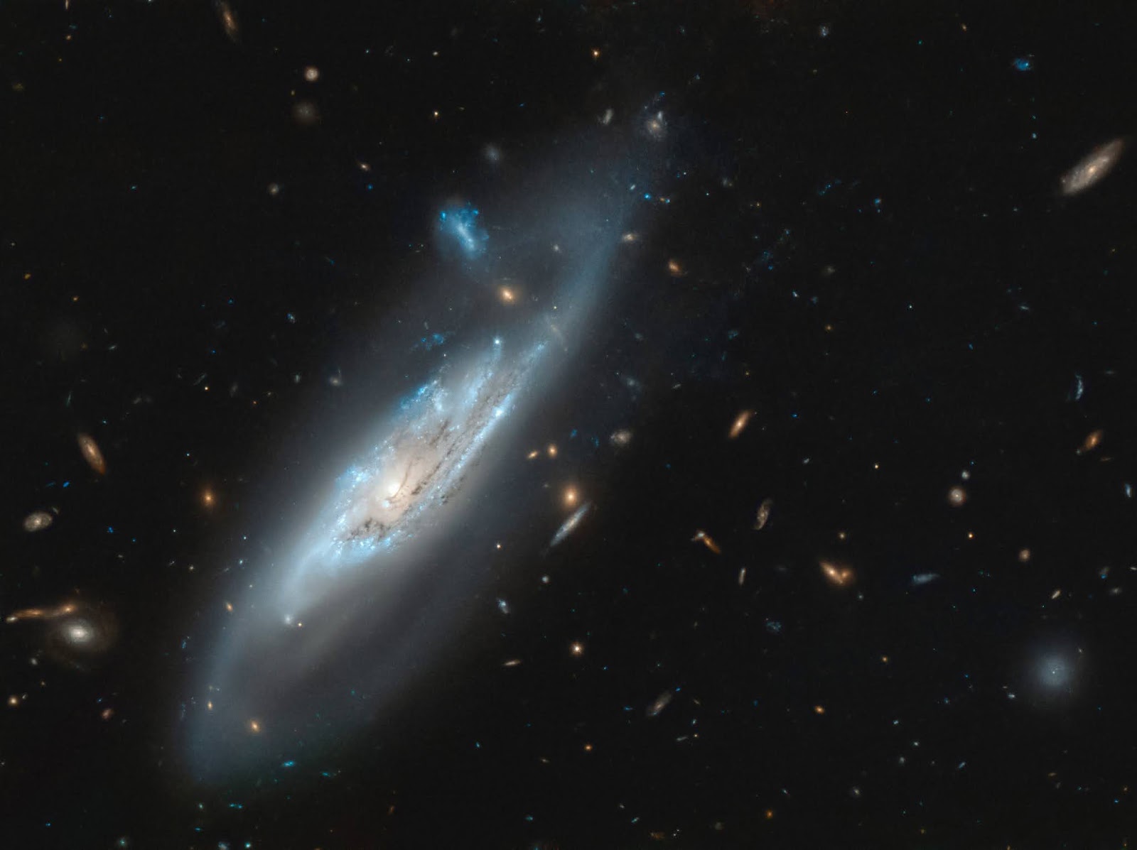 El Hubble observa una hermosa galaxia espiral de brazos