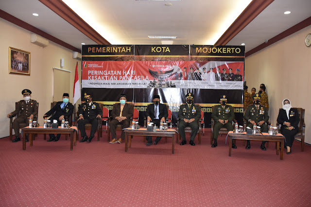 Kasrem 082/CPYJ Ikuti Upacara Hari Kesaktian Pancasila secara Virtual Mojokerto - Pemerintah Kota (Pemkot) Mojokerto mengikuti Upacara Peringatan Hari Kesaktian Pancasila Tahun 2020 secara virtual melalui siaran langsung laman YouTube Sekretariat Presiden pada Kamis (1/10/2020). Bertempat di ruang rapat Nusantara Pemkot Mojokerto , Kepala staf Korem 082/ CPYJ Letkol Arm Beni Sutrisno S.Sos dan Forum Komunikasi Pimpinan Daerah (Forkopimda) turut hadir dan mengikuti upacara bersama-sama kepala OPD dari lingkungan Pemkot Mojokerto. Upacara Hari Kesaktian Pancasila Tahun 2020 mengusung tema ‘Indonesia Maju Berlandaskan Pancasila’ dilaksanakan di Monumen Pancasila Sakti, Lubang Buaya, dan dipimpin langsung oleh Presiden Republik Indonesia, Joko Widodo (Jokowi). Pada rangkaian upacara tersebut, terdapat pula pembacaan dan penandatanganan ikrar oleh Ketua DPR RI, Puan Maharani. Adapun salah satu isi dari ikrar tersebut yaitu Bangsa Indonesia harus membulatkan tekad dan mempertahankan serta mengamalkan nilai-nilai Pancasila. Melalui kepala penerangan Korem 082/ CPYJ Mayor Caj Supranoto mengungkapkan upacara hari Kesaktian Pancasila secara virtual di Mojokerto ini sangat istimewa. Istimewanya karena Mojokerto merupakan tempat Bersejarah yang merupakan Kerajaan Terbesar di Nusantara . “Pancasila digagasan sejak pemerintahan majapahit berdiri . Oleh sebab itu kita harus eksistensikan Pancasila agar ke depan masyarakat Indonesia khususnya Mojokerto bisa menanamkan dan mengimplementasikan nilai-nilai Pancasila dalam kehidupan sehari-hari. Pancasila harus membumi!,” ungkap Kepenrem. melihat saat ini banyak masyarakat yang mulai lupa dengan Pancasila. Kondisi ini nyata terlihat pada saat kapen bertemu dengan salah satu peserta upacara dan untuk mengucapkan Pancasila. “Sila satu, dua dan tiga, sudah banyak yang lupa. Maka dari itu salah satu keinginan besar saya adalah pendidikan Pancasila itu diperkuat. Saya ingin pendidikan P4 itu ada lagi. Pancasila harus dibumikan dan diimplementasikan dalam kehidupan sehari-hari,” tegasnya. (Jayak)