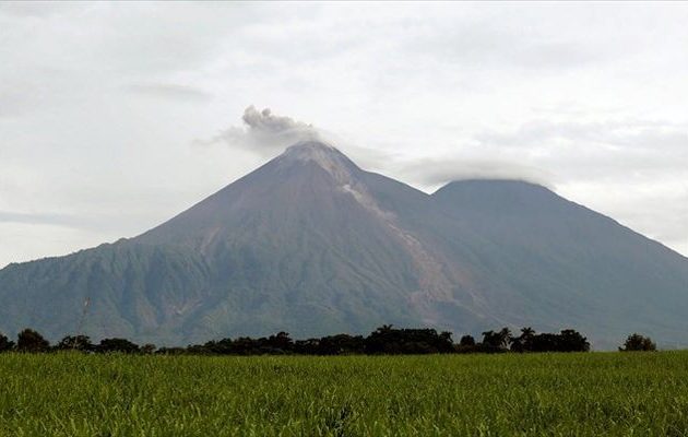 «Βρυχάται» το ηφαίστειο Φουέγο στη Γουατεμάλα – «Σε νέα φάση έκρηξης».