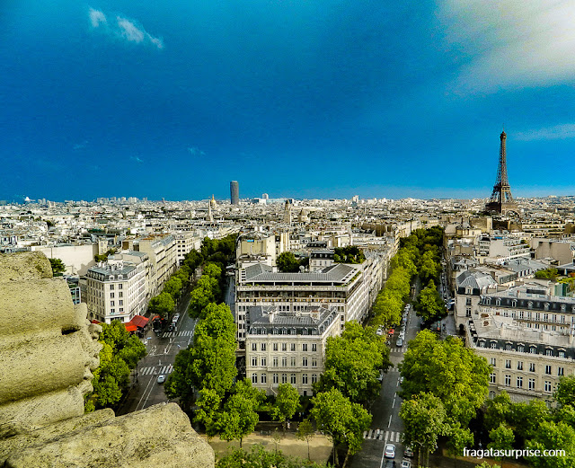 A Torre Eiffel vista do topo do Arco do Triunfo, em Paris