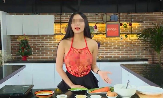 Cô gái Việt, Trung Quốc mặc đồ xuyên thấu, áo toang cổ livestream dạy nấu ăn, bán hàng