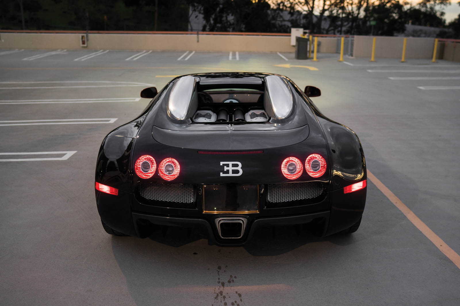 Bugatti фары сзади