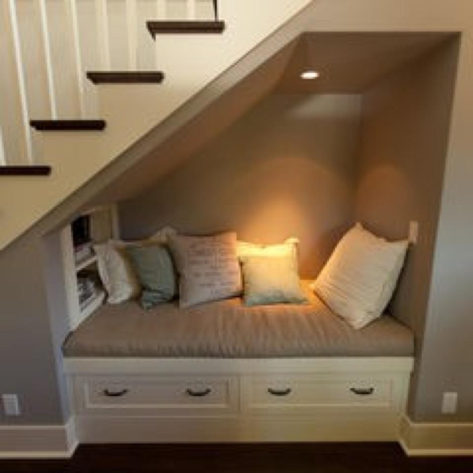 Mil ideas para la casa y el jardin ♥: Cama sofá debajo de la escalera