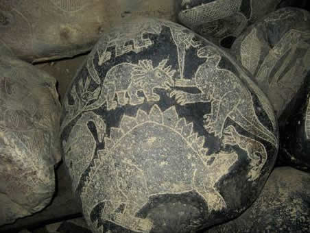 Representaciones de dinosaurios en una de las enigmáticas piedras de Ica.
