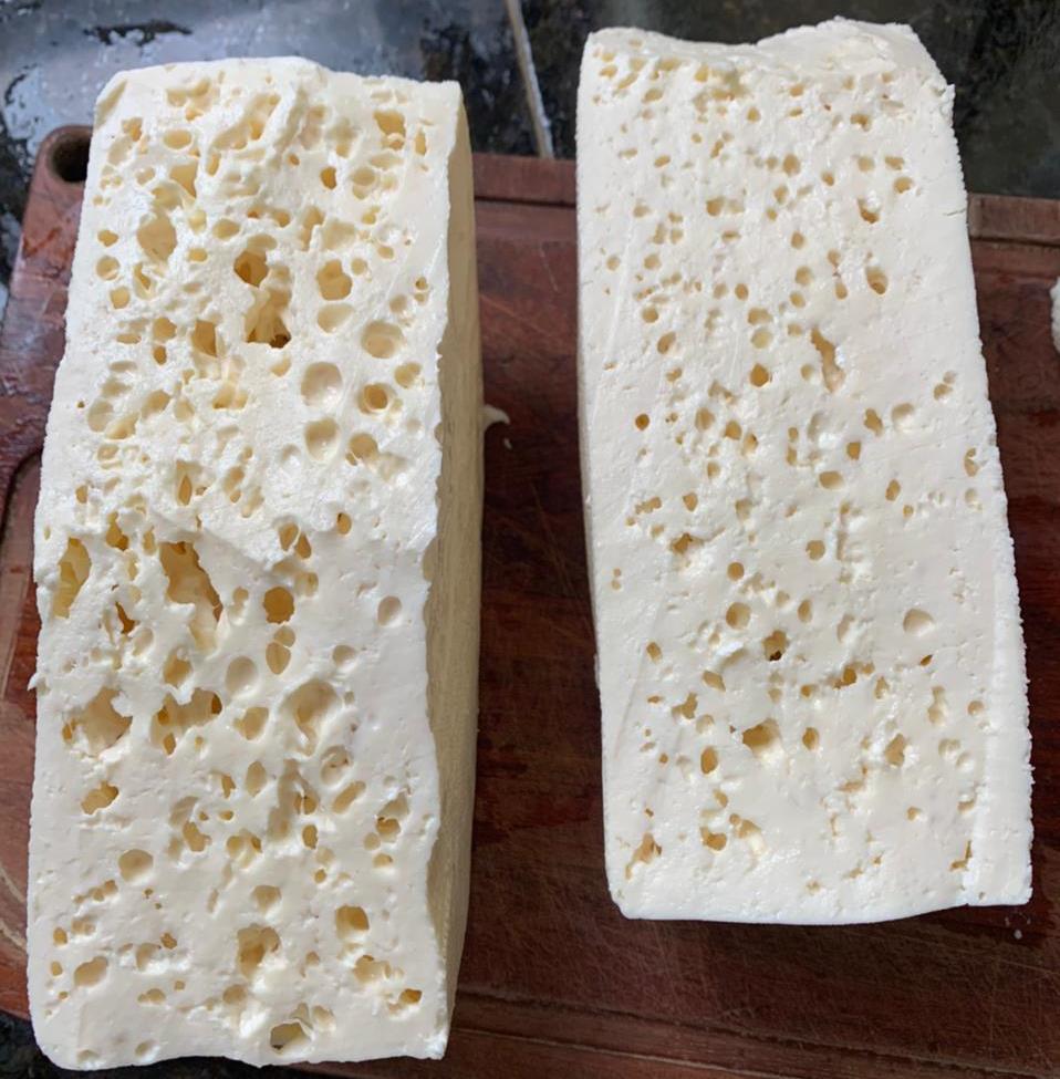 Por que o queijo fresco é perfurado?