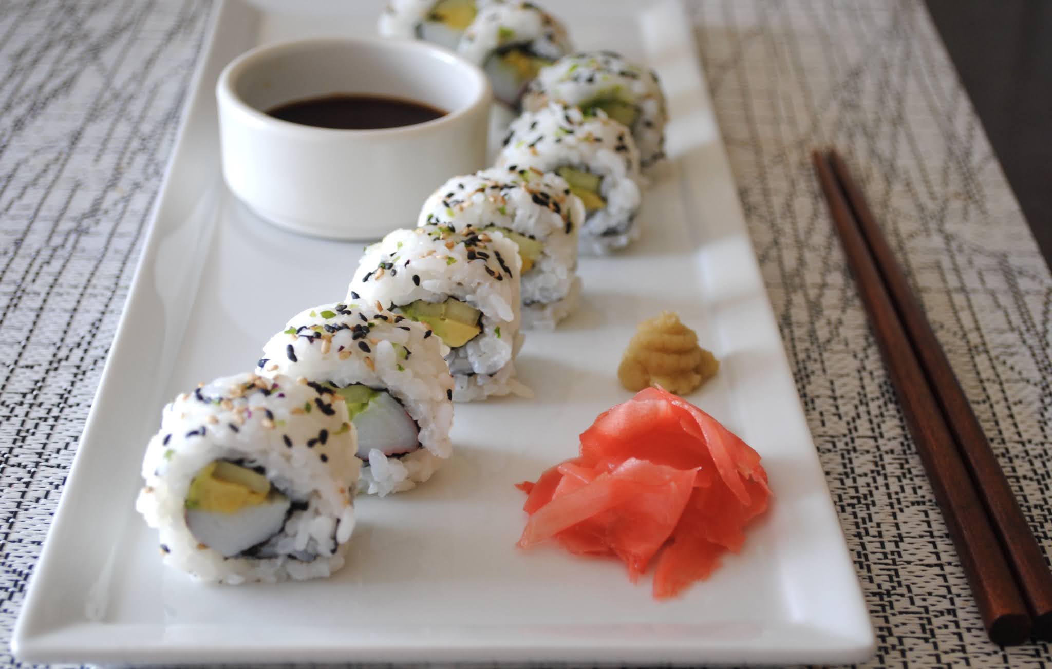 роллы с крабовыми палочками и огурцом. суши с крабовыми палочками и нори. роллы с крабовыми палочками рецепт. роллы с крабовыми палочками рецепт. роллы с крабовыми палочками и огурцом.