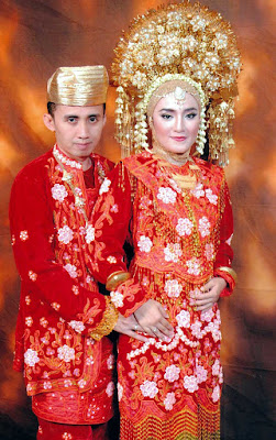 Pakaian Adat Pengantin Sumatera Barat Gambar Pakaian Adat Pengantin Sumatera Barat warna merah