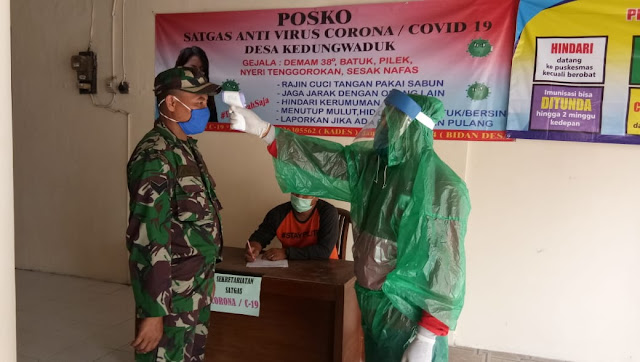 Babinsa Kedungwaduk Pantau Posko Satgas Covid-19