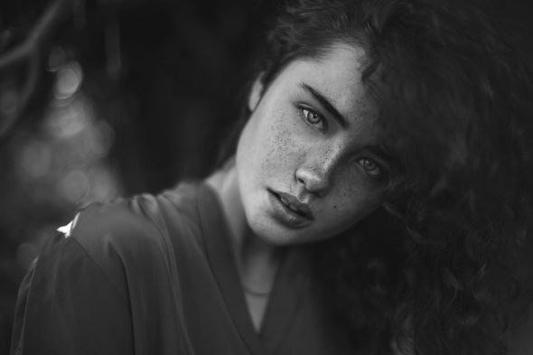 As belas modelos com sardas na fotografia de Agata Serge Agata Serge 500px arte fotografia fashion mulheres modelos sardas beleza preto e branco