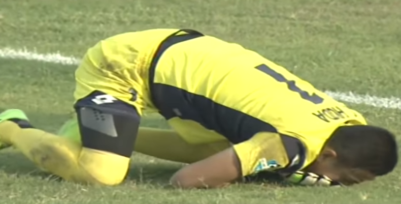 فيديو: وفاة حارس مرمى اندونيسي داخل الملعب بعد اصطدامٍ عنيف للغاية مع زميله!