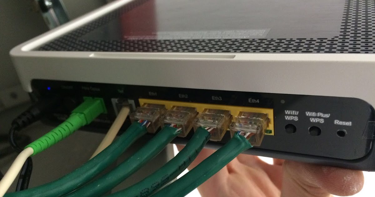 Conexión de un cable de fibra óptica para router Movistar 