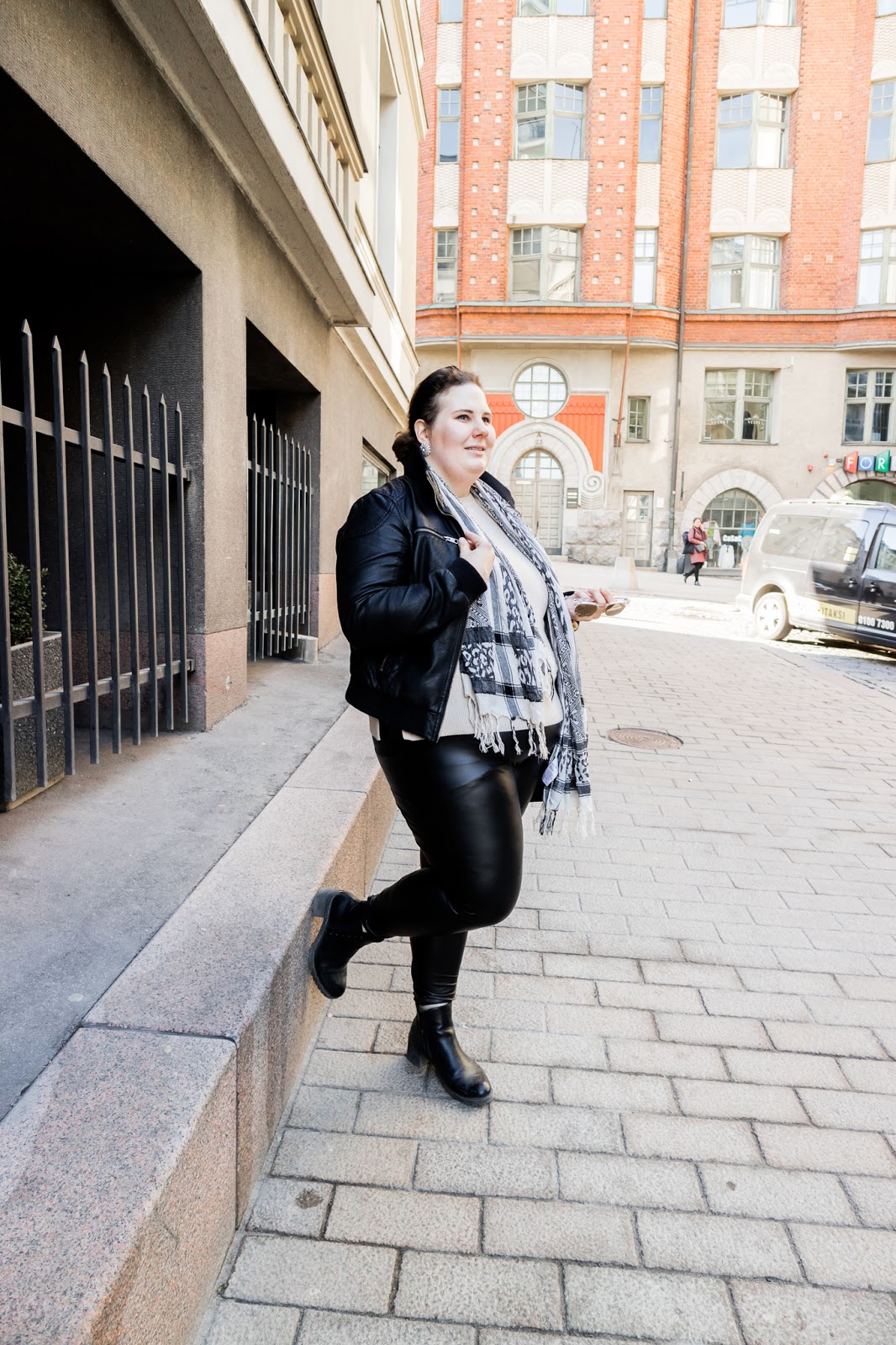 Big mamas home by Jenni S, Neulekausi ei ole vielä ohi, päivän asu, plussakokoisten muoti, plustyyli, vaatteet ja asusteet, Nahkatakki, neulepusero, nahkalegginssit, nillkurit