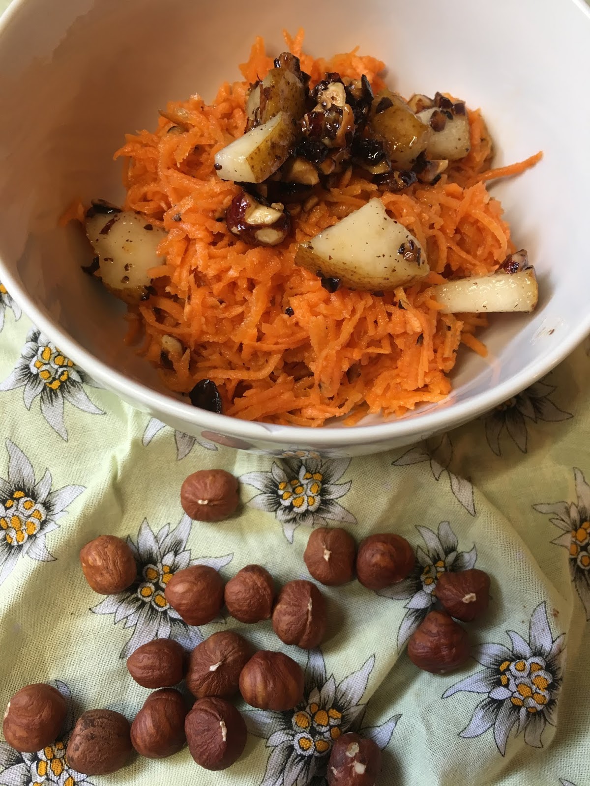 AnKocht : Rüblisalat / Karottensalat mit Haselnüssen und Birnen