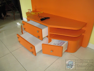 Kitchen Set Dan Rak TV Warna Oranye  - Furniture Semarang