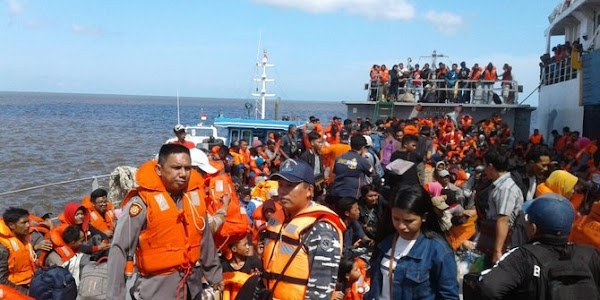 Kapal Dharma Ferry kandas di perairan Ketapang, 668 penumpang dievakuasi
