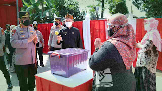 Kapolri Sebar Ribuan Bansos untuk Warga Terdampak PPKM Darurat di Bandung