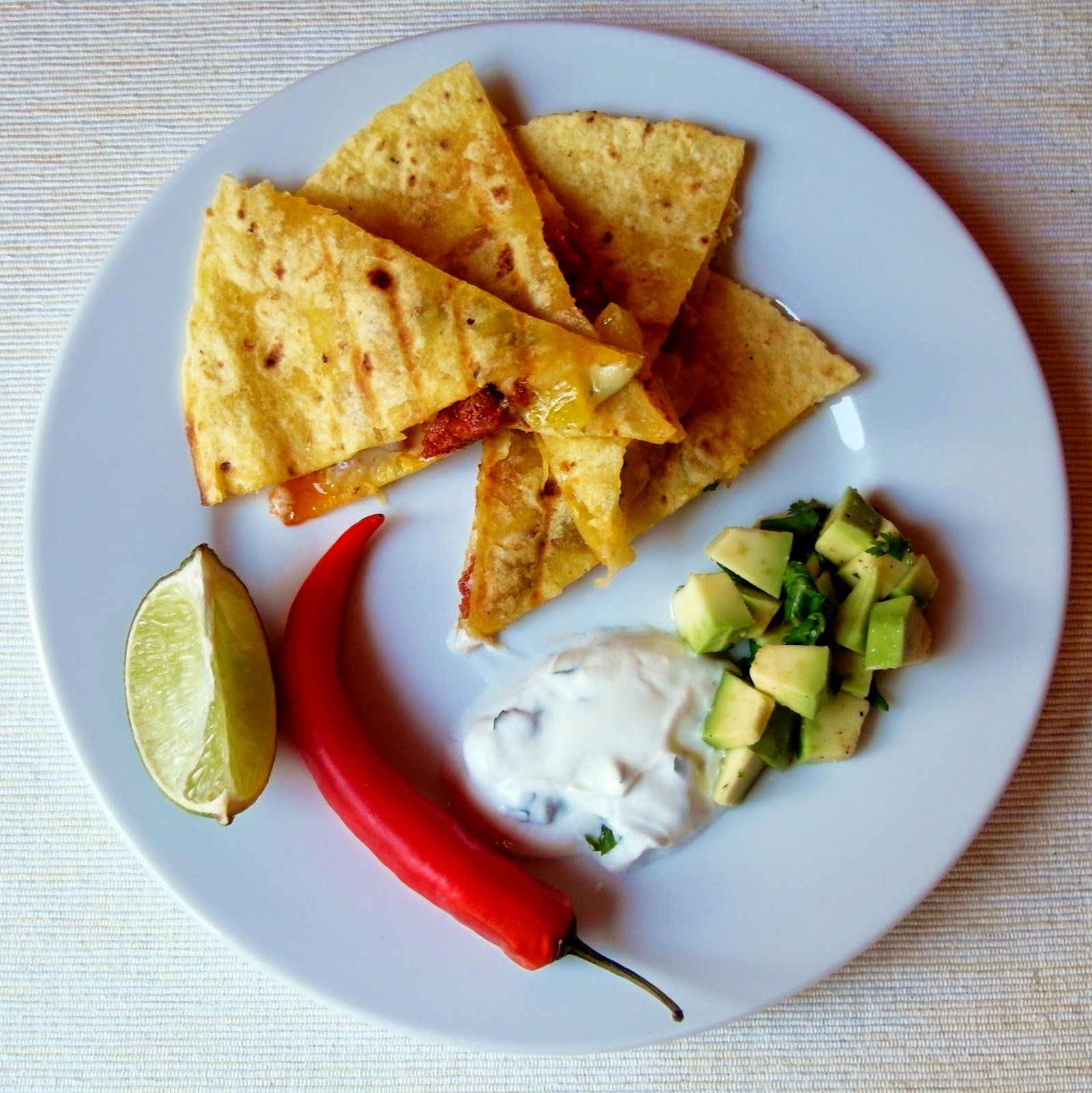 Kuchnia z wyrakiem Quesadilla z chorizo meksykańska przekąska z